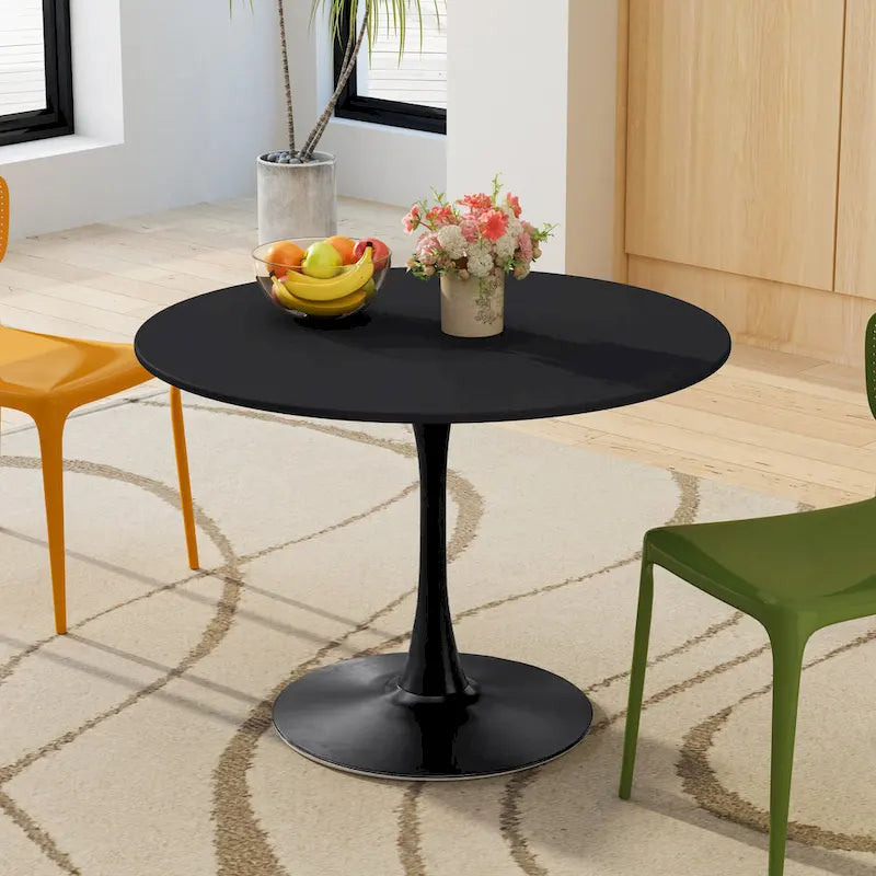 Tavolo da pranzo moderno con piano rotondo e base in metallo