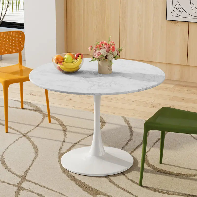 Tavolo da pranzo moderno con piano rotondo e base in metallo