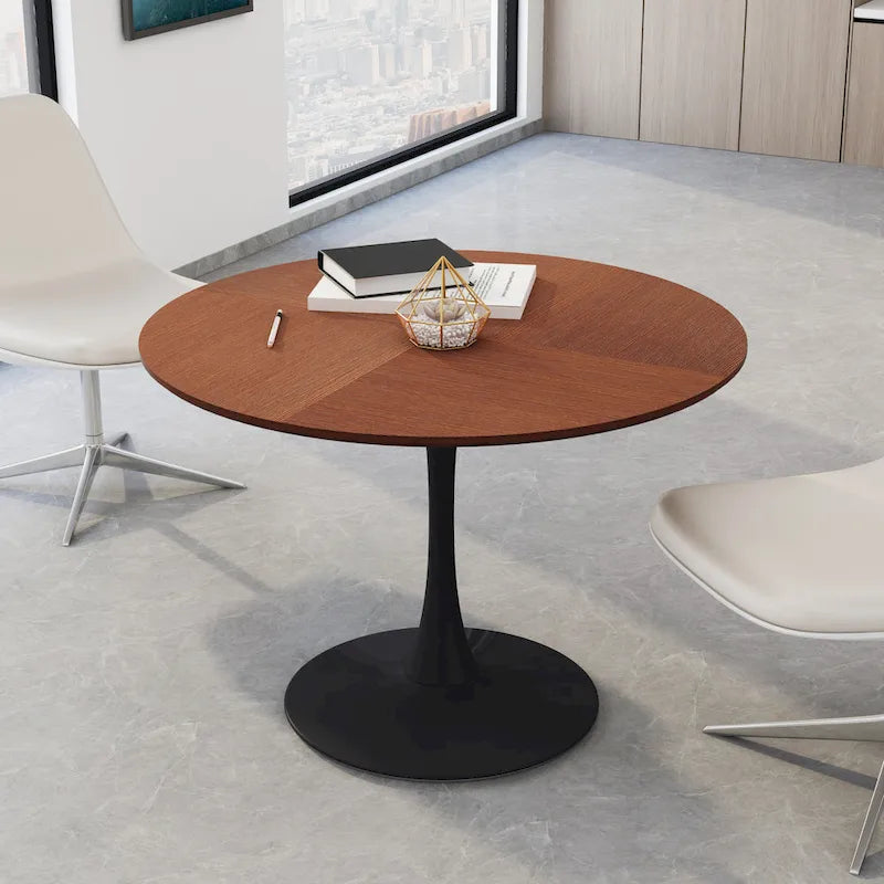 Tavolo da pranzo moderno con piano rotondo e base in metallo