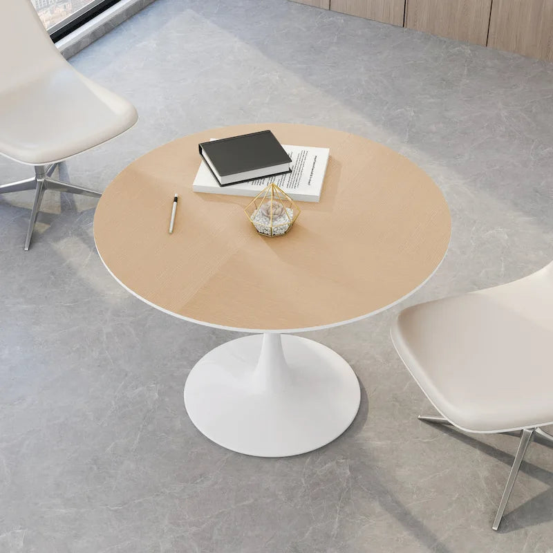 Tavolo da pranzo moderno con piano rotondo e base in metallo