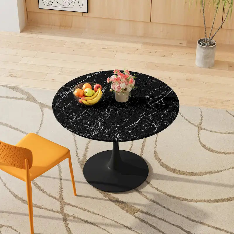 Tavolo da pranzo moderno con piano rotondo e base in metallo
