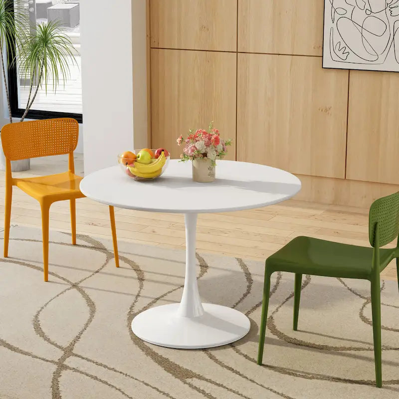 Tavolo da pranzo moderno con piano rotondo e base in metallo