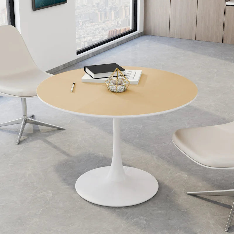 Tavolo da pranzo moderno con piano rotondo e base in metallo