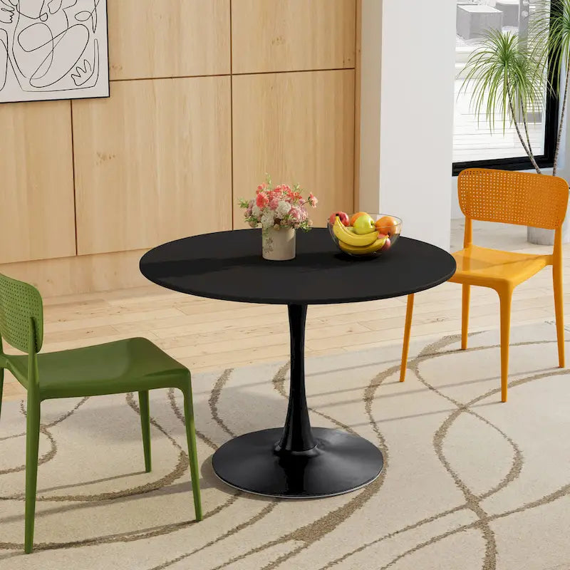 Tavolo da pranzo moderno con piano rotondo e base in metallo