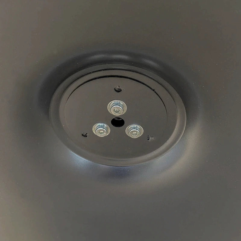 Tavolo da pranzo moderno con piano rotondo e base in metallo