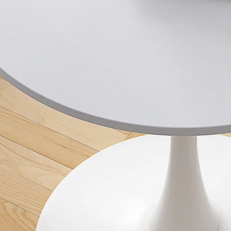Tavolo da pranzo moderno con piano rotondo e base in metallo
